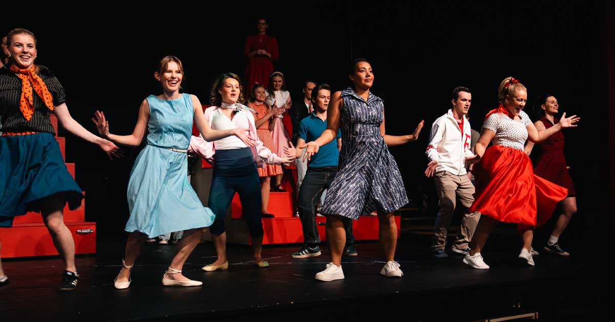 Billettsalg på nett av Kultar til Sparbu Teaterlag og Grease. Det skjer på Steinkjer